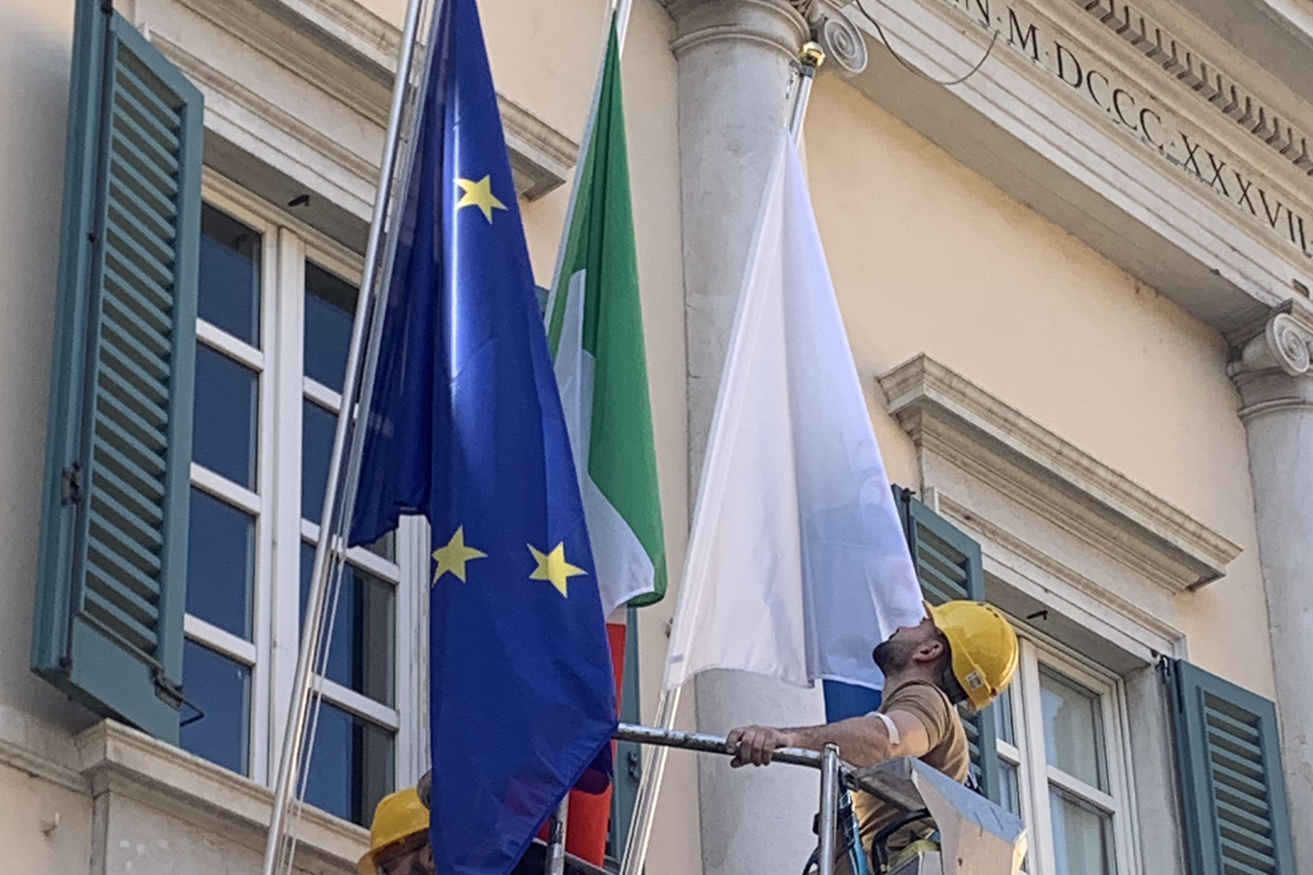 Guida Completa alla Normativa sulle Bandiere in Italia: DPR 121/2000 e Legge 22/1998